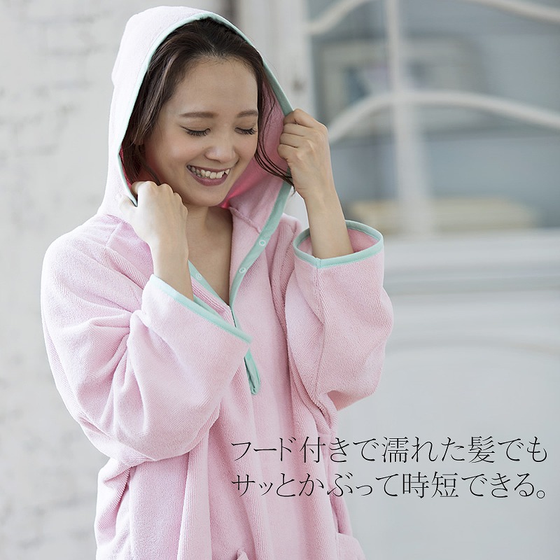 フード付きで濡れた髪でもさっとかぶって時短できる。